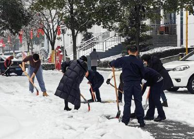 扫雪除冰暖意浓 齐心协力护平安