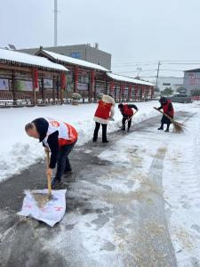 石首市高陵镇：扫雪除冰 巾帼在行动