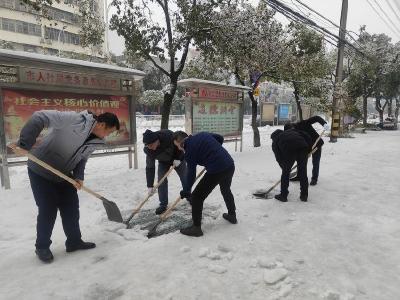 石首市人社局：除雪破冰 保障群众平安出行