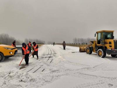 石首市农村公路养护中心“迎战”冰雪，全力保畅！