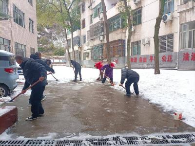 “鏖战风雪 迎寒而上”石首市科学技术协会志愿者奋战在铲雪除冰一线