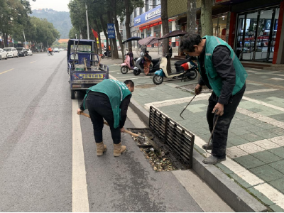 石首市城管局：疏通雨水漏筛 确保排水畅通