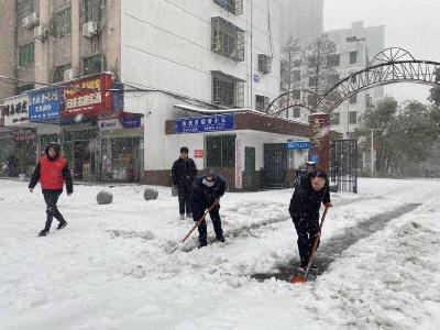 石首市总工会：党员干部沉一线 除冰清雪显担当