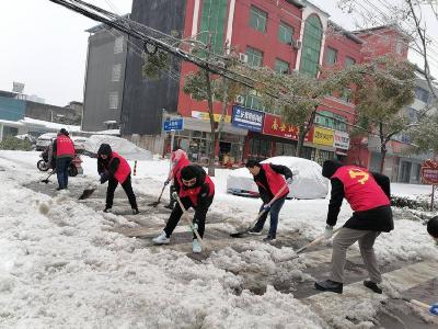 石首市委统战部组织机关党员干部开展扫雪除冰行动