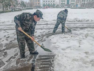 石首市天鹅洲生态旅游经济开发区：清雪除冰 民兵在行动