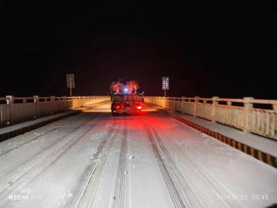 石首市公路建设养护中心新年首战风雪保春运