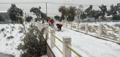 石首市小河口镇杨苗洲村开展清雪除冰工作 保障群众正常生活