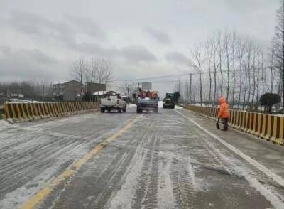 石首市公路建设养护中心加速除冰清雪保通保畅保安全