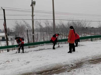 石首市小河口镇永安社区：开展扫雪除冰志愿服务活动