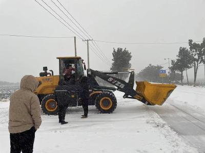 与雪同行，石首市小河口镇党员干部奋战在一线