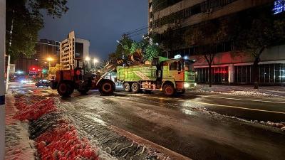 石首市城管部门连夜组织清运积雪残冰