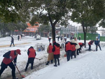 “雪”战到底！石首市住建局铲雪除冰保畅通