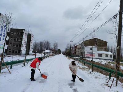 石首市天鹅洲生态旅游经济开发区沙滩子社区开展“清冰雪、送温暖”志愿服务活动