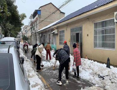 石首市商务局公职人员下沉社区参与铲冰除雪志愿服务行动