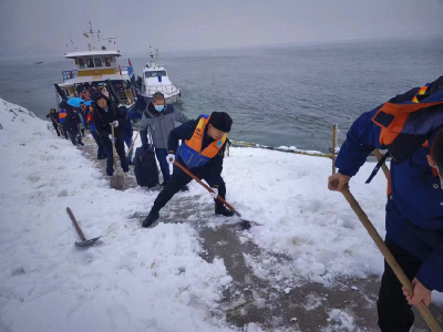 石首市港航中心：扫雪除冰在行动 志愿服务暖人心