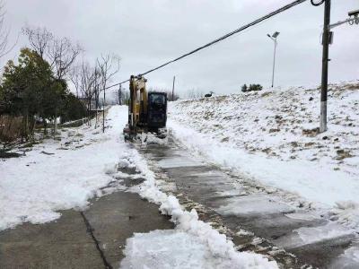 铲雪除冰 安全护“行”——石首市南口镇积极开展清雪除障行动