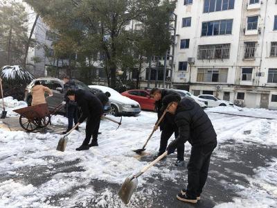 石首市人社局：不惧寒 不畏难 铲雪除冰民心暖