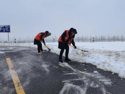 石首市天鹅洲生态旅游经济开发区水管站清除道路积雪 确保安全畅通