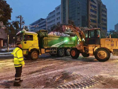 夙夜奋战！冰雪不除，石首城管不退