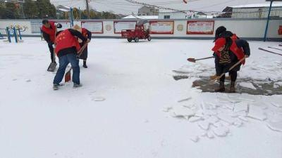 石首市大垸镇除雪破冰送温暖 志愿抹亮“巾帼红”