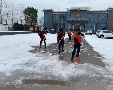 石首市调关镇槎港村：驻村工作队助力除雪保出行