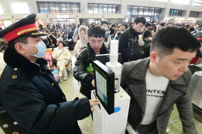 荆州火车站首次迎来春节后客流小高峰