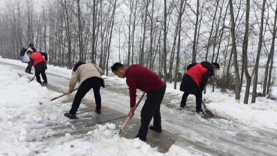 石首市团山寺镇：众志成城，铲冰除雪保畅通