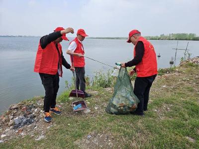石首市农投公司白莲湖支部携手党员志愿者，共同守护水环境