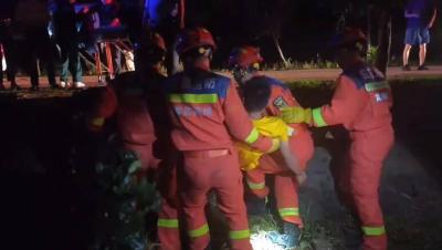 石首：消防员紧急救出被困货车司机