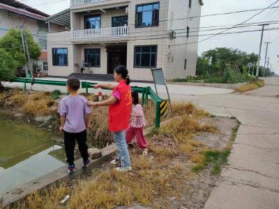 石首市天鹅洲沙滩子社区开展防溺水宣传活动