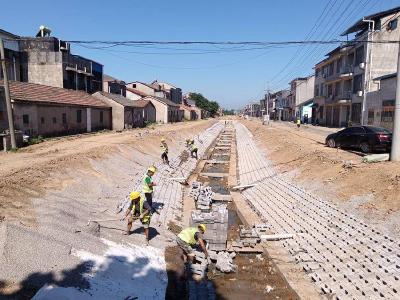 石首：坚守一线战高温 项目建设施工忙