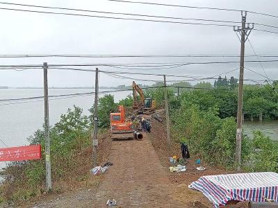 石首：四万亩农田面临被淹 干群齐力冒雨抢险救灾