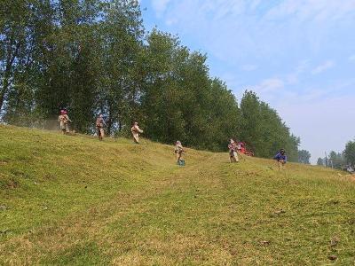 石首市久合垸乡：清除杂草护堤防增强抵御自然灾害能力