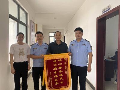 石首市市场监管局：为民服务暖人心企业致谢送锦旗