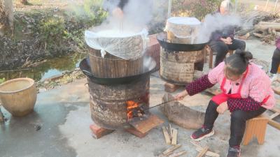 石首市调关镇：邻里共打糍粑 传承传统迎新年