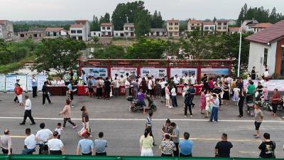“江豚湾”上演法治盛宴 石首市天鹅洲群众共享知识大餐