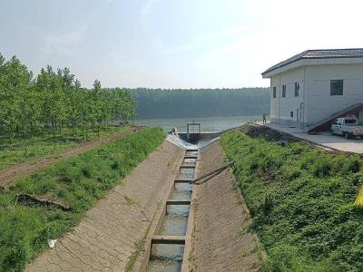 石首市久合垸乡抢抓窗口期全力抢水入垸