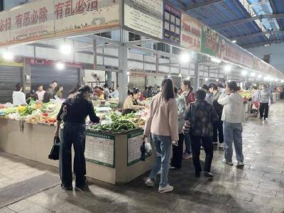 夏日“顶流”美味热销小龙虾与藕带点亮市民餐桌