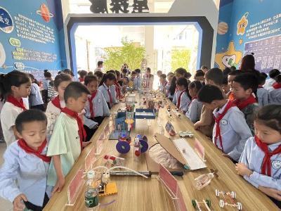 创意教具展风采 科普大篷车助力石首市科学教育再升级