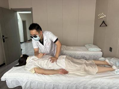 按摩院里的温暖与希望：残障群体的互助新生