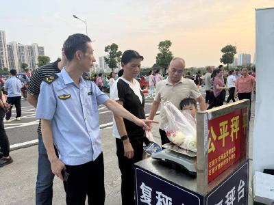 石首市市场监管局开展夜市专项检查 守护“舌尖上的安全”