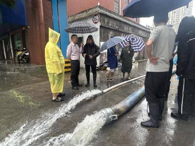 风雨同舟 昼夜奋战——石首市绣林街道办事处干群合力抗击强降雨