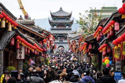 新华时评：踔厉奋发推动经济稳步回升