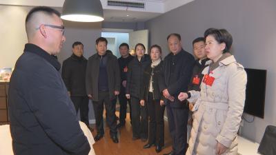 刘春霞看望慰问出席县十八届人大第三次会议的人大代表