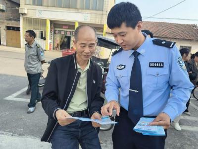 重阳说防范 守护“夕阳红” 公安县警方开展防范宣传活动