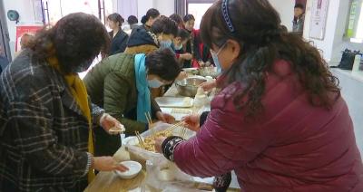 学雷锋，我行动！爱心饺子暖心窝