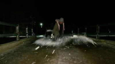江陵：撒盐除冰保畅通 夜战风雪护家园