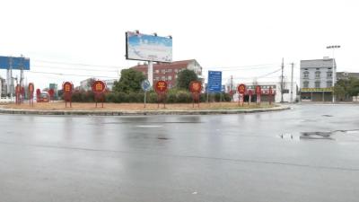积极防范雨雪冰冻灾害丨道路撒盐防结冰 转移居民保安全