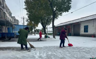 直击：全员上阵！铲冰除雪第一现场