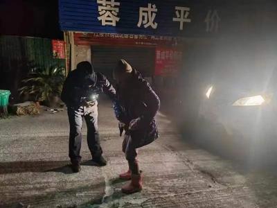 七旬老人雪地摔倒，江陵民警暖心救助